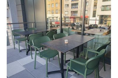 Simply Cafebar terasa - sklápěcí stoly VERONA Black a stohovatelné židle Nuta