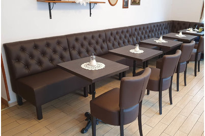 Café Vídeň Rokycany - židle Floriane, stoly Bistrot a lavice KARIN s prošíváním Chesterfield