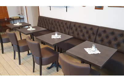 Café Vídeň Rokycany - židle Floriane, stoly Bistrot a lavice KARIN s prošíváním Chesterfield